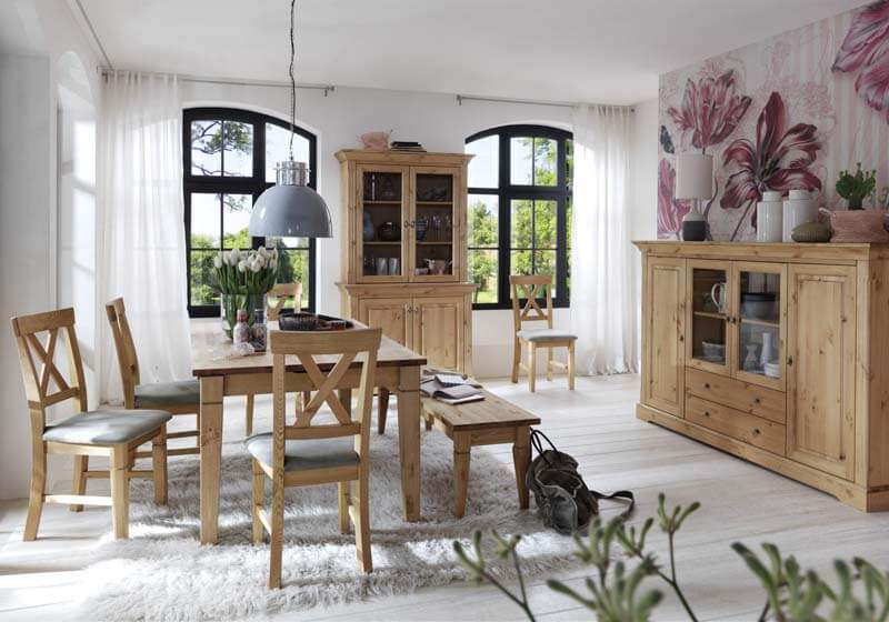 Foto: Zimmer mit Kiefermöbel - Tisch, Stühle, Truhe